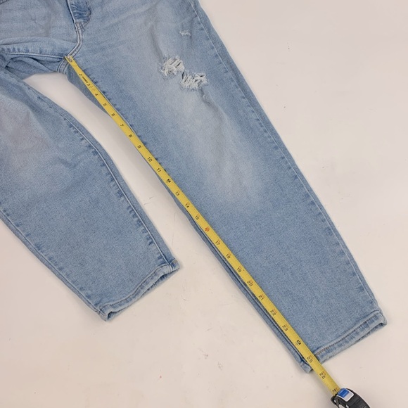 Levi’s Silver Tab MOM jeans Size 28 Light wash denim Distressed tapered Leg - Picture 13 of 14